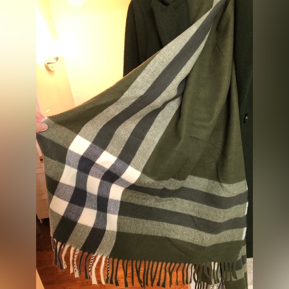 Green wool like coat with plaid scarf - Picture 4 of 5